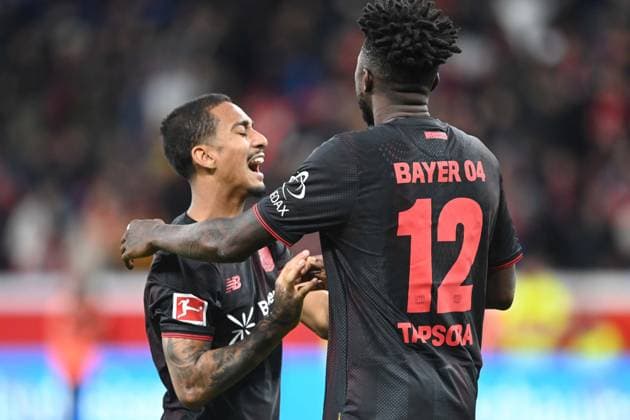 Schlussjubel, Jubel nach Spielende, Jubel, jubeln, Freude, cheers, ARTHUR (LEV) und Edmond TAPSOBA (LEV) Fussball 1. Bundesliga, 8.Spieltag, matchday8, Bayer Leverkusen (LEV) - SC Freiburg (FR) 2-0 am 26.10.2025 in Leverkusen Deutschland. DFL regulations prohibit any use of photographs as image sequences and or quasi-video Â