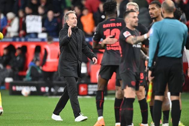 Schlussjubel, Jubel nach Spielende, Jubel, jubeln, Freude, cheers, Trainer Kasper HJULMAND (LEV), Edmond TAPSOBA (LEV) , Aleix GARCIA (LEV) Fussball 1. Bundesliga, 8.Spieltag, matchday8, Bayer Leverkusen (LEV) - SC Freiburg (FR) 2-0 am 26.10.2025 in Leverkusen Deutschland. DFL regulations prohibit any use of photographs as image sequences and or quasi-video Â