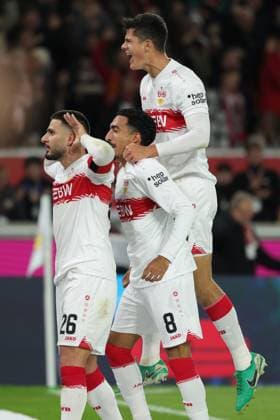 Stuttgart, Bundesliga Fußball VfB Stuttgart vs. 1. FSV Mainz 05, v.l. Deniz Undav (VfB) Tiago Tomas (VfB) Chema Andres (VfB) jubeln über das Tor zum 2: Gemäß den Vorgaben der DFL Deutschen Fußball Liga ist es untersagt, in dem Stadion und oder vom Spiel angefertigte Fotoaufnahmen in Form von Sequenzbildern und oder videoähnlichen Fotostrecken zu verwerten bzw. verwerten zu lassen.