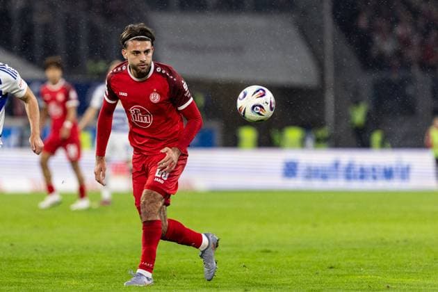 3.Liga: MSV Duisburg - Rot-Weiss Essen; 26.10.2025 Jose Enrique Rios Alonso (Rot-Weiss Essen, 23) 3.Liga: MSV Duisburg - Rot-Weiss Essen; Schauinsland-Reisen-Arena, Duisburg; 26.10.2025 DFL regulations prohibit any use of photographs as image sequences and or quasi video. Copyright: xBEAUTIFULxSPORTS Buriakovx