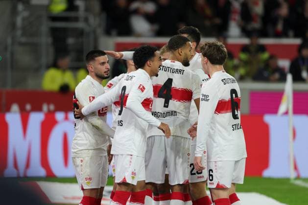 Stuttgart, Bundesliga Fußball VfB Stuttgart vs. 1. FSV Mainz 05, Jubel bei Deniz Undav (VfB) und den Mitspielern Gemäß den Vorgaben der DFL Deutschen Fußball Liga ist es untersagt, in dem Stadion und oder vom Spiel angefertigte Fotoaufnahmen in Form von Sequenzbildern und oder videoähnlichen Fotostrecken zu verwerten bzw. verwerten zu lassen.