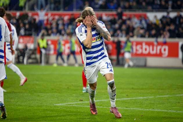 Duisburg, Deutschland, 26.10.25: Joshua Bitter (MSV Duisburg) ist enttäuscht waehrend des Spiels der 3. Liga MSV Duisburg vs Rot-Weiss Essen in der schauinsland-reisen-arena Duisburg schauinsland-reisen-arena North Rhine-Westphalia Germany Copyright: xBrauer-Fotoagenturx xAdrianxSchlx