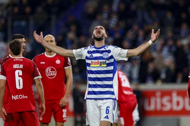 Duisburg, Deutschland, 26.10.25: Rasim Bulic (MSV Duisburg) ist enttäuscht waehrend des Spiels der 3. Liga MSV Duisburg vs Rot-Weiss Essen in der schauinsland-reisen-arena Duisburg schauinsland-reisen-arena North Rhine-Westphalia Germany Copyright: xBrauer-Fotoagenturx xAdrianxSchlx