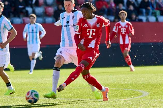A-Junioren Bundesliga DFB-Nachwuchsliga, FC Bayern München (U19) vs TSV 1860 München (U19), München FC Bayern, München FC Bayern (U19), FC Augsburg, FC Augsburg (U19), 2025-10-26 in München (FC Bayern Campus) MIKE Wisdom (FC Bayern München (U19) Linksaußen (Nr.11) FCBU1911 ), JENNI Jamie (TSV 1860 München (U19) Innenverteidiger (Nr.4) (TSVU194)) sportworld München FC Bayern Campus Bayern Deutschland