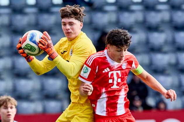 A-Junioren Bundesliga DFB-Nachwuchsliga, FC Bayern München (U19) vs TSV 1860 München (U19), München FC Bayern, München FC Bayern (U19), FC Augsburg, FC Augsburg (U19), 2025-10-26 in München (FC Bayern Campus) DUNKER Mauricio (TSV 1860 München (U19) Torwart (Nr.1) (TSVU191)), OFLI Deniz (FC Bayern München (U19) Linker Verteidiger (Nr.3) FCBU193 ) sportworld München FC Bayern Campus Bayern Deutschland