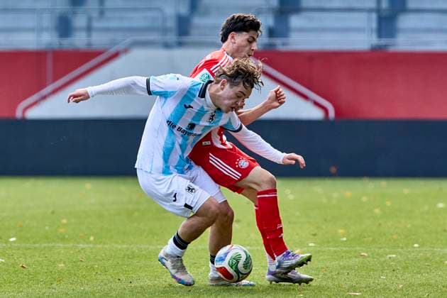 A-Junioren Bundesliga DFB-Nachwuchsliga, FC Bayern München (U19) vs TSV 1860 München (U19), München FC Bayern, München FC Bayern (U19), FC Augsburg, FC Augsburg (U19), 2025-10-26 in München (FC Bayern Campus) FIEDLER Lance (TSV 1860 München (U19) Rechter Verteidiger (Nr.10) (TSVU1910)), OFLI Deniz (FC Bayern München (U19) Linker Verteidiger (Nr.3) FCBU193 ) sportworld München FC Bayern Campus Bayern Deutschland