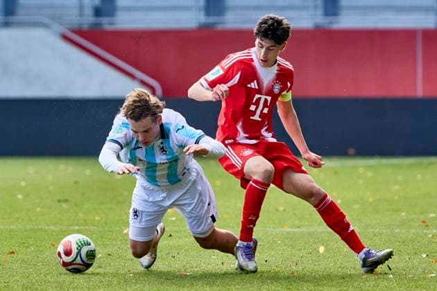 A-Junioren Bundesliga DFB-Nachwuchsliga, FC Bayern München (U19) vs TSV 1860 München (U19), München FC Bayern, München FC Bayern (U19), FC Augsburg, FC Augsburg (U19), 2025-10-26 in München (FC Bayern Campus) FIEDLER Lance (TSV 1860 München (U19) Rechter Verteidiger (Nr.10) (TSVU1910)), OFLI Deniz (FC Bayern München (U19) Linker Verteidiger (Nr.3) FCBU193 ) sportworld München FC Bayern Campus Bayern Deutschland