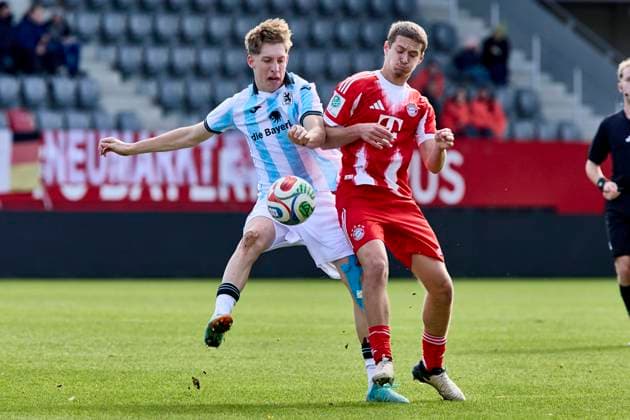 A-Junioren Bundesliga DFB-Nachwuchsliga, FC Bayern München (U19) vs TSV 1860 München (U19), München FC Bayern, München FC Bayern (U19), FC Augsburg, FC Augsburg (U19), 2025-10-26 in München (FC Bayern Campus) ESTERMANN Ludwig (TSV 1860 München (U19) Innenverteidiger (Nr.5) (TSVU195)), GASHI Yll (FC Bayern München (U19) Mittelstürmer (Nr.9) FCBU199 ) sportworld München FC Bayern Campus Bayern Deutschland