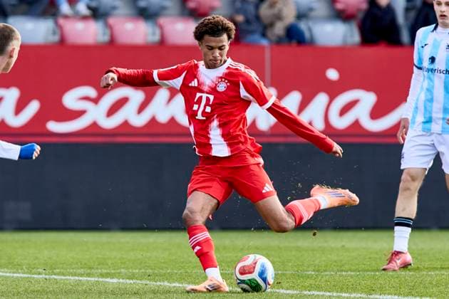 A-Junioren Bundesliga DFB-Nachwuchsliga, FC Bayern München (U19) vs TSV 1860 München (U19), München FC Bayern, München FC Bayern (U19), FC Augsburg, FC Augsburg (U19), 2025-10-26 in München (FC Bayern Campus) CHEMWOR Sadiki (FC Bayern München (U19) Linksaußen (Nr.7) FCBU197 ) sportworld München FC Bayern Campus Bayern Deutschland