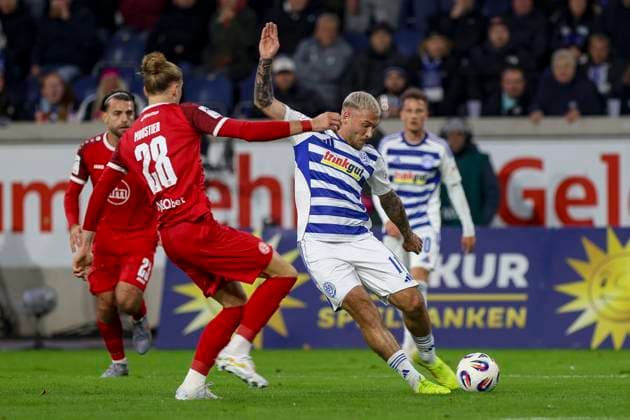 Duisburg, Deutschland, 26.10.25: Tom Ludovic Jean-Baptiste Moustier (Rot-Weiss Essen) und Maximilian Dittgen (MSV Duisburg) im Kampf um den Ball waehrend des Spiels der 3. Liga MSV Duisburg vs Rot-Weiss Essen in der schauinsland-reisen-arena Duisburg schauinsland-reisen-arena North Rhine-Westphalia Germany Copyright: xBrauer-Fotoagenturx xAdrianxSchlx