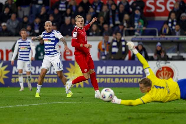 Duisburg, Deutschland, 26.10.25: Tom Ludovic Jean-Baptiste Moustier (Rot-Weiss Essen) und Maximilian Dittgen (MSV Duisburg) im Kampf um den Ball waehrend des Spiels der 3. Liga MSV Duisburg vs Rot-Weiss Essen in der schauinsland-reisen-arena Duisburg schauinsland-reisen-arena North Rhine-Westphalia Germany Copyright: xBrauer-Fotoagenturx xAdrianxSchlx