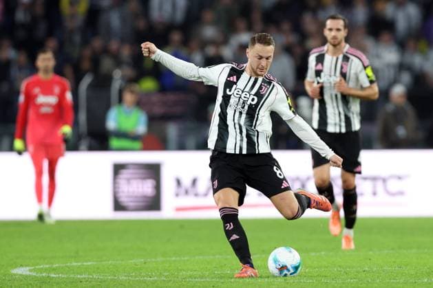 Football: Serie A Enilive 2025-2026 matchday, SS Lazio vs Juventus FC Turin Rome, Italy October 26, 2025: Teun Koopmeiners of Juventus F.C. seen in action during the Serie A Enilive 2025-2026 football match day 8, between SS Lazio vs Juventus FC Turin at Olympic Stadium. rome olympic stadium italy italy Copyright: xmarcoxiacobucci