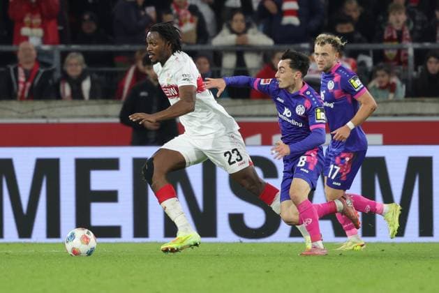 Stuttgart, Bundesliga Fußball VfB Stuttgart vs. 1. FSV Mainz 05, v.l. Dan-Axel Zagadou (VfB) Paul Nebel (Mainz) Gemäß den Vorgaben der DFL Deutschen Fußball Liga ist es untersagt, in dem Stadion und oder vom Spiel angefertigte Fotoaufnahmen in Form von Sequenzbildern und oder videoähnlichen Fotostrecken zu verwerten bzw. verwerten zu lassen.