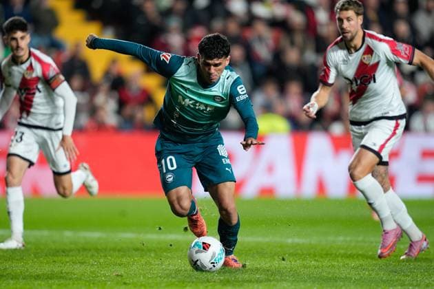 October 26, 2025, Madrid, Madrid, Spain: Carles Alena of Deportivo Alaves in action during the Spanish League, LaLiga EA Sports, football match played between Rayo Vallecano and Deportivo Alaves at Estadio de Vallecas on October 26, 2025, in Madrid, Spain. Madrid Spain - ZUMAa181 20251026_zaa_a181_261 Copyright: xDennisxAgyemanx