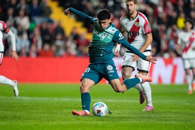 October 26, 2025, Madrid, Madrid, Spain: Carles Alena of Deportivo Alaves in action during the Spanish League, LaLiga EA Sports, football match played between Rayo Vallecano and Deportivo Alaves at Estadio de Vallecas on October 26, 2025, in Madrid, Spain. Madrid Spain - ZUMAa181 20251026_zaa_a181_267 Copyright: xDennisxAgyemanx