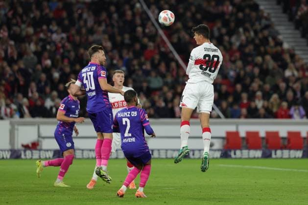 Stuttgart, Bundesliga Fußball VfB Stuttgart vs. 1. FSV Mainz 05, v.l. Silvan Widmer (Mainz) Philipp Mwene (Mainz) Chema Andres (VfB) Gemäß den Vorgaben der DFL Deutschen Fußball Liga ist es untersagt, in dem Stadion und oder vom Spiel angefertigte Fotoaufnahmen in Form von Sequenzbildern und oder videoähnlichen Fotostrecken zu verwerten bzw. verwerten zu lassen.