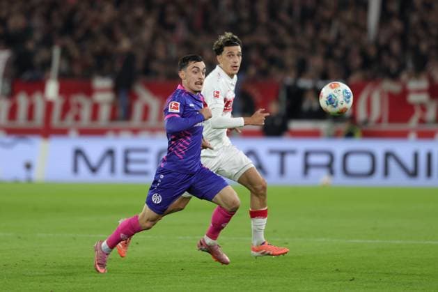 Stuttgart, Bundesliga Fußball VfB Stuttgart vs. 1. FSV Mainz 05, v.l. Paul Nebel (Mainz) Ameen Al-Dakhil (VfB) Gemäß den Vorgaben der DFL Deutschen Fußball Liga ist es untersagt, in dem Stadion und oder vom Spiel angefertigte Fotoaufnahmen in Form von Sequenzbildern und oder videoähnlichen Fotostrecken zu verwerten bzw. verwerten zu lassen.