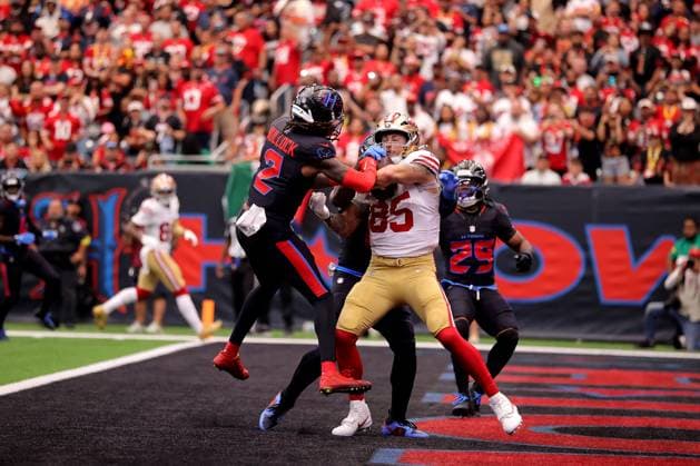 October 26, 2025, Houston, Texas, U.S: San Francisco 49ers tight end George Kittle (85) catches a pass for a touchdown during the second quarter of the NFL, American Football Herren, USA game between the Houston Texans and the San Francisco 49ers at NRG Stadium in Houston, TX on October 26, 2025. Houston U.S - ZUMAw137 20251026_aap_w137_035 Copyright: xErikxWilliamsx