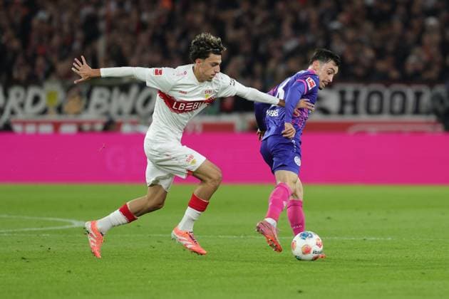 Stuttgart, Bundesliga Fußball VfB Stuttgart vs. 1. FSV Mainz 05, v.l. Ameen Al-Dakhil (VfB) Paul Nebel (Mainz) Gemäß den Vorgaben der DFL Deutschen Fußball Liga ist es untersagt, in dem Stadion und oder vom Spiel angefertigte Fotoaufnahmen in Form von Sequenzbildern und oder videoähnlichen Fotostrecken zu verwerten bzw. verwerten zu lassen.