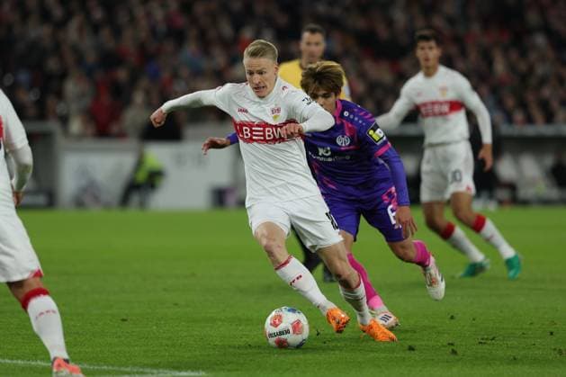 Stuttgart, Bundesliga Fußball VfB Stuttgart vs. 1. FSV Mainz 05, Chris Führich (VfB) Gemäß den Vorgaben der DFL Deutschen Fußball Liga ist es untersagt, in dem Stadion und oder vom Spiel angefertigte Fotoaufnahmen in Form von Sequenzbildern und oder videoähnlichen Fotostrecken zu verwerten bzw. verwerten zu lassen.