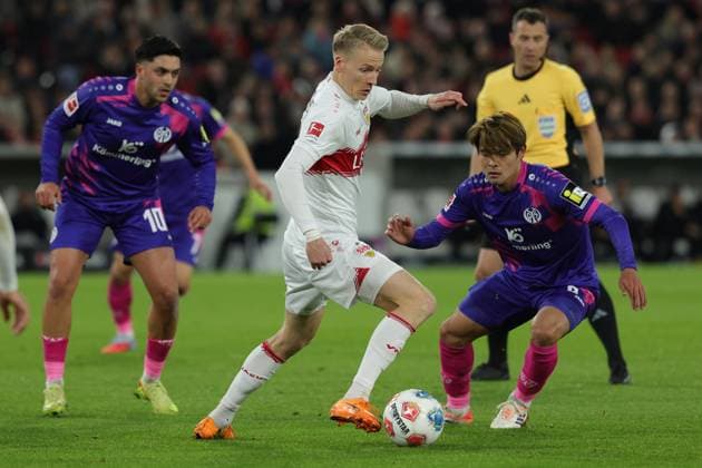 Stuttgart, Bundesliga Fußball VfB Stuttgart vs. 1. FSV Mainz 05, v.l. Nadiem Amiri (Mainz) Chris Führich (VfB) Kaisho Sano (Mainz) Gemäß den Vorgaben der DFL Deutschen Fußball Liga ist es untersagt, in dem Stadion und oder vom Spiel angefertigte Fotoaufnahmen in Form von Sequenzbildern und oder videoähnlichen Fotostrecken zu verwerten bzw. verwerten zu lassen.
