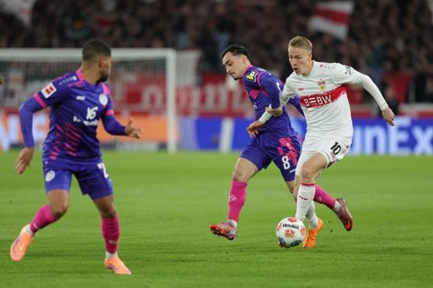 Stuttgart, Bundesliga Fußball VfB Stuttgart vs. 1. FSV Mainz 05, v.l. Philipp Mwene (Mainz) Paul Nebel (Mainz) Chris Führich (VfB) Gemäß den Vorgaben der DFL Deutschen Fußball Liga ist es untersagt, in dem Stadion und oder vom Spiel angefertigte Fotoaufnahmen in Form von Sequenzbildern und oder videoähnlichen Fotostrecken zu verwerten bzw. verwerten zu lassen.