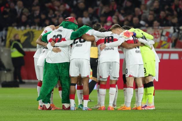 Stuttgart, Bundesliga Fußball VfB Stuttgart vs. 1. FSV Mainz 05, die Mannschaft des VfB bildet einen Kreis Gemäß den Vorgaben der DFL Deutschen Fußball Liga ist es untersagt, in dem Stadion und oder vom Spiel angefertigte Fotoaufnahmen in Form von Sequenzbildern und oder videoähnlichen Fotostrecken zu verwerten bzw. verwerten zu lassen.
