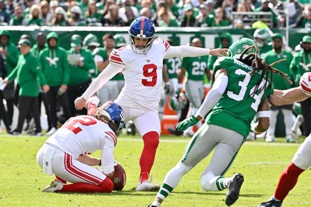 October 26, 2025, Philadelphia, Pennsylvania, USA; New York Giants kicker Graham Gano (9)) kicks an extra point during the first half against the Philadelphia Eagles at Lincoln Financial Field. CSM Philadelphia USA - ZUMAc04_ 20251026_faf_c04_048 Copyright: xEricxCanhax