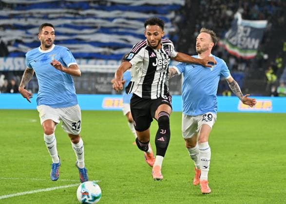 Foto IPP Felice De Martino Roma 26 10 2025 Campionato di Calcio Serie A 2025 2026 Lazio vs Juventus Nella foto Lloyd Kelly in azine tra Danilo Cataldi e Manuel Lazzari Italy Photo Press - World Copyright italy ITALY  Copyright: xR4924_italyphotopressx