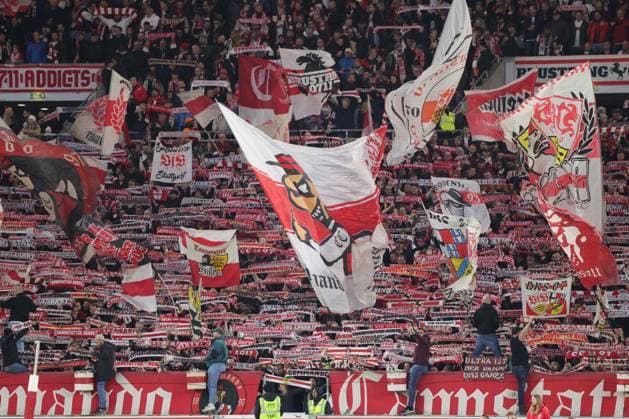 Stuttgart, Bundesliga Fußball VfB Stuttgart vs. 1. FSV Mainz 05, Cannstatter Kurve Gemäß den Vorgaben der DFL Deutschen Fußball Liga ist es untersagt, in dem Stadion und oder vom Spiel angefertigte Fotoaufnahmen in Form von Sequenzbildern und oder videoähnlichen Fotostrecken zu verwerten bzw. verwerten zu lassen.