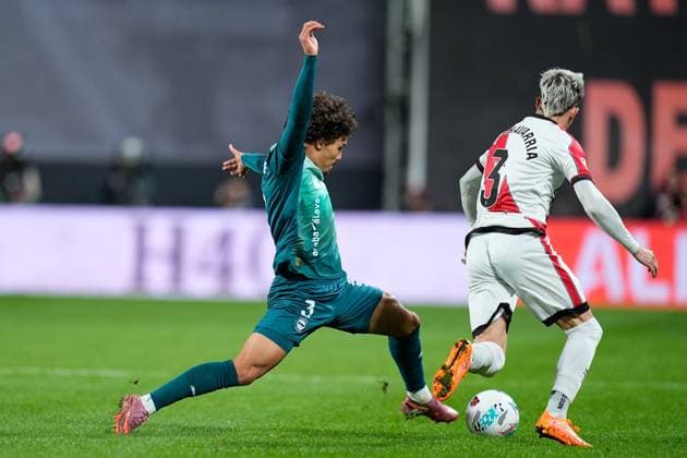 October 26, 2025, Madrid, Madrid, Spain: Pep Chavarria of Rayo Vallecano and Youssef Enriquez of Deportivo Alaves in action during the Spanish League, LaLiga EA Sports, football match played between Rayo Vallecano and Deportivo Alaves at Estadio de Vallecas on October 26, 2025, in Madrid, Spain. Madrid Spain - ZUMAa181 20251026_zaa_a181_270 Copyright: xDennisxAgyemanx