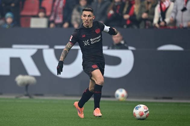 Alejandro GRIMALDO (LEV) Aktion, Einzelaktion, Fussball 1. Bundesliga, 8.Spieltag, matchday8, Bayer Leverkusen (LEV) - SC Freiburg (FR) 2-0 am 26.10.2025 in Leverkusen Deutschland. DFL regulations prohibit any use of photographs as image sequences and or quasi-video Â