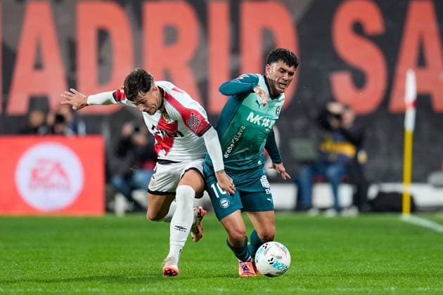 October 26, 2025, Madrid, Madrid, Spain: Carles Alena of Deportivo Alaves and Andrei Ratiu of Rayo Vallecano compete for the ball during the Spanish League, LaLiga EA Sports, football match played between Rayo Vallecano and Deportivo Alaves at Estadio de Vallecas on October 26, 2025, in Madrid, Spain. Madrid Spain - ZUMAa181 20251026_zaa_a181_281 Copyright: xDennisxAgyemanx