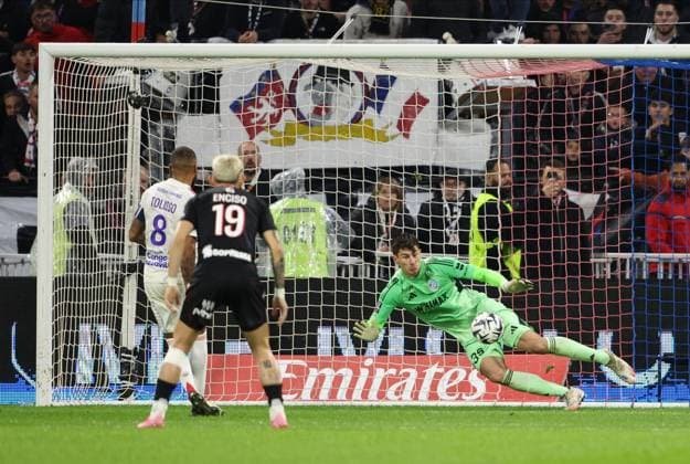 Olympique Lyonnais v RC Strasbourg Alsace - Ligue 1 McDonald s 2025 2026 Mike Penders, goalkeeper saves penalty from Corentin Tolisso of Olympique Lyonnais during the Ligue 1 McDonald s match between Lyon and Strasbourg at Groupama Stadium on October 26, 2025 in Lyon, France. Lyon Groupama Stadium France France Copyright: xNealxSimpson Sportsphoto APLx 14139739