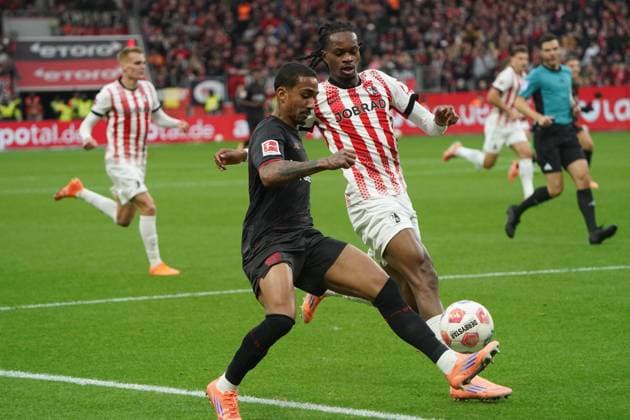 Fussball, 1 Bundesliga, Saison 2025 2026, Bayer 04 Leverkusen- SC Freiburg 26.10.2025, Bayarena Leverkusen Arthur , Bayer 04 Leverkusen , Jordy Makengo Basambundu, SC Freiburg,