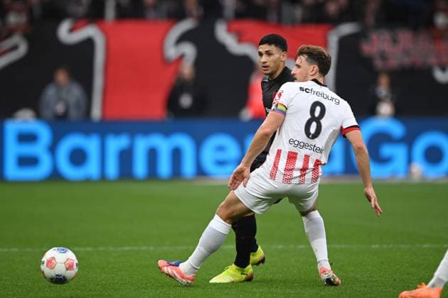 Ezequiel FERNANDEZ (LEV) gegen Maximilian EGGESTEIN (FR) Aktion, Zweikampf, Fussball 1. Bundesliga, 8.Spieltag, matchday8, Bayer Leverkusen (LEV) - SC Freiburg (FR) 2-0 am 26.10.2025 in Leverkusen Deutschland. DFL regulations prohibit any use of photographs as image sequences and or quasi-video Â