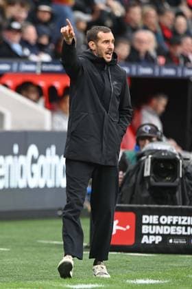 Trainer Julian SCHUSTER (FR) Gestik, gestikuliert, Fussball 1. Bundesliga, 8.Spieltag, matchday8, Bayer Leverkusen (LEV) - SC Freiburg (FR) 2-0 am 26.10.2025 in Leverkusen Deutschland. DFL regulations prohibit any use of photographs as image sequences and or quasi-video Â