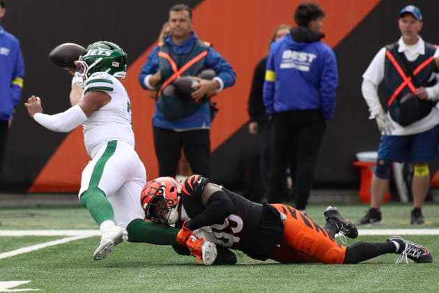 October 26, 2025: New York Jets QB Justin Fields (left) throws the ball and completes a two-point conversion as Cincinnati Bengals LB Barrett Carter tries to tackle Fields during WEEK 8 of the NFL, American Football Herren, USA regular season between the Cincinnati Bengals and the New York Jets in Cincinnati, Ohio. CSM Cincinnati USA - ZUMAc04_ 20251026_zma_c04_093 Copyright: xKevinxSchultzx