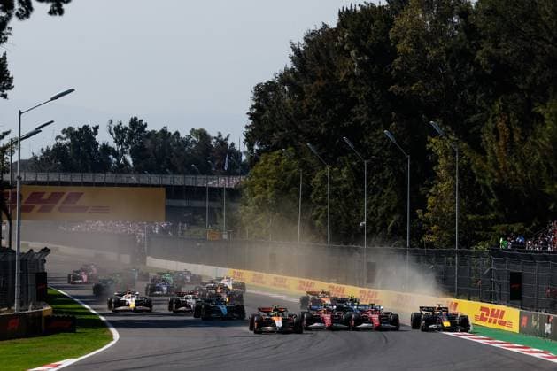 F1 - MEXICO CITY GRAND PRIX 2025 Start of the race, 04 NORRIS Lando (gbr), McLaren F1 Team MCL39, action leads the group during the 2025 Formula 1 Mexico City Grand Prix, 20th round of the 2025 FIA Formula One World Championship, WM, Weltmeisterschaft from October 24 to 26, 2025 on the Autodromo Hermanos Rodriguez, in Mexico City, Mexico - Mexico CityMexico  Copyright: xJavierxJimenezx