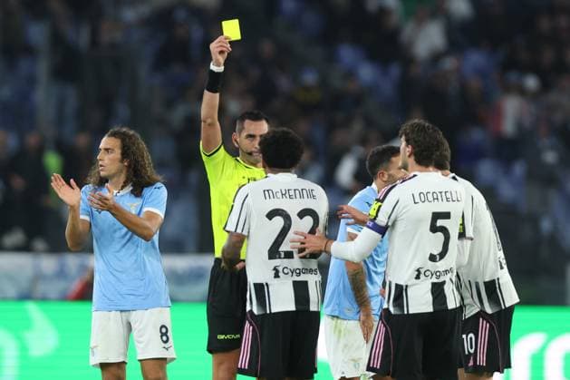 Football: Serie A Enilive 2025-2026 matchday, SS Lazio vs Juventus FC Turin Rome, Italy October 26, 2025: referee Andrea Colombo show yellow card for Weston MCKennie of Juventus F.C. during the Serie A Enilive 2025-2026 football match day 8, between SS Lazio vs Juventus FC Turin at Olympic Stadium. rome olympic stadium italy italy Copyright: xmarcoxiacobucci
