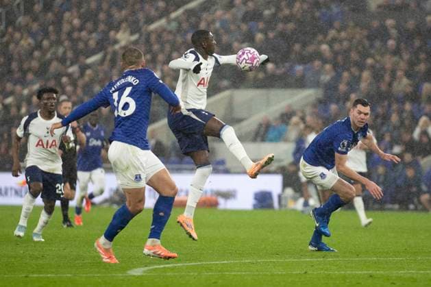 Everton v Tottenham Hotspur - Premier League Kevin Danso of Tottenham Hotspur F.C. chests the ball during the Premier League match between Everton and Tottenham Hotspur at Hill Dickinson Stadium in Liverpool, England, on October 26, 2025. Liverpool Merseyside United Kingdom  Copyright: xMIxNewsx originalFilename:fletcher-evertonv251026_npV2M.jpg