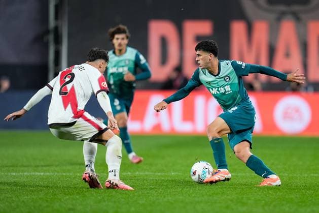 October 26, 2025, Madrid, Madrid, Spain: Carles Alena of Deportivo Alaves in action during the Spanish League, LaLiga EA Sports, football match played between Rayo Vallecano and Deportivo Alaves at Estadio de Vallecas on October 26, 2025, in Madrid, Spain. Madrid Spain - ZUMAa181 20251026_zaa_a181_293 Copyright: xDennisxAgyemanx