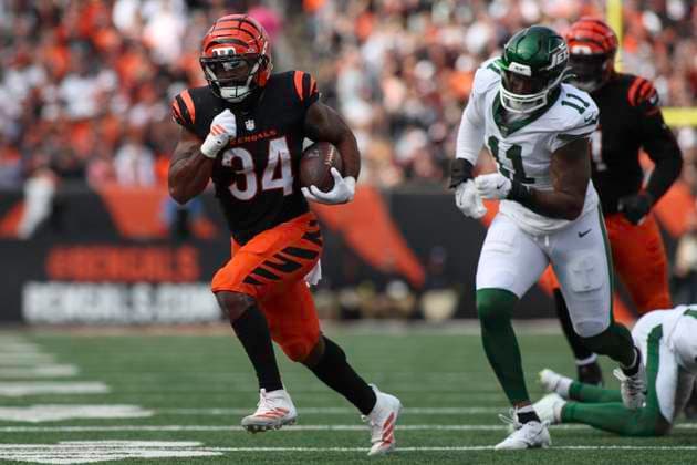 October 26, 2025: Cincinnati Bengals RB Samaje Perine runs for a touchdown during WEEK 8 of the NFL, American Football Herren, USA regular season between the Cincinnati Bengals and the New York Jets in Cincinnati, Ohio. CSM Cincinnati USA - ZUMAc04_ 20251026_zma_c04_116 Copyright: xKevinxSchultzx