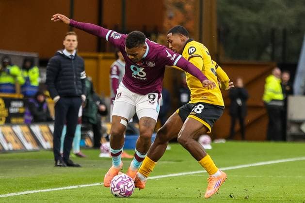 Wolverhampton Wanderers v Burnley - Premier League Lyle Foster of Burnley FC and Jackson Tchatchoua of Wolverhampton Wanderers battle for possession during the Premier League match between Wolverhampton Wanderers and Burnley at Molineux in Wolverhampton, England, on October 26, 2025. Wolverhampton West Midlands United Kingdom  Copyright: xMIxNewsx originalFilename:fletcher-wolverha251026_npdva.jpg