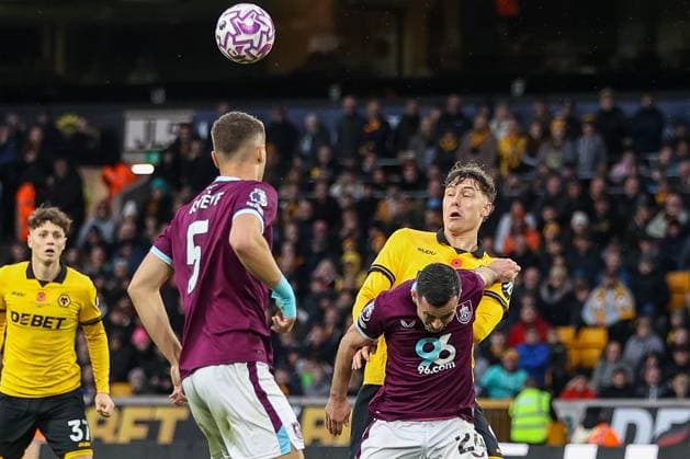 Wolverhampton Wanderers v Burnley - Premier League Josh Cullen of Burnley FC battles with Jorgen Strand Larsen of Wolverhampton Wanderers in the area during the Premier League match between Wolverhampton Wanderers and Burnley at Molineux in Wolverhampton, England, on October 26, 2025. Wolverhampton West Midlands United Kingdom  Copyright: xMIxNewsx originalFilename:fletcher-wolverha251026_npgFH.jpg