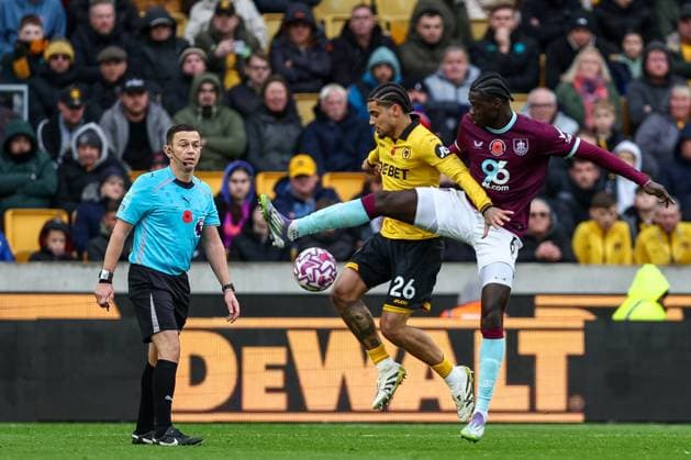 Wolverhampton Wanderers v Burnley - Premier League Ki-Jana Hoever of Wolverhampton Wanderers is challenged by Axel Tuanzebe of Burnley FC during the Premier League match between Wolverhampton Wanderers and Burnley at Molineux in Wolverhampton, England, on October 26, 2025. Wolverhampton West Midlands United Kingdom  Copyright: xMIxNewsx originalFilename:fletcher-wolverha251026_npHfO.jpg