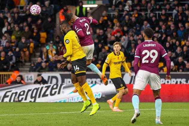 Wolverhampton Wanderers v Burnley - Premier League Kyle Walker of Burnley FC gets above Tolu Arokodare of Wolverhampton Wanderers to head the ball during the Premier League match between Wolverhampton Wanderers and Burnley at Molineux in Wolverhampton, on October 26, 2025. Wolverhampton West Midlands United Kingdom  Copyright: xMIxNewsx originalFilename:fletcher-wolverha251026_npLrd.jpg