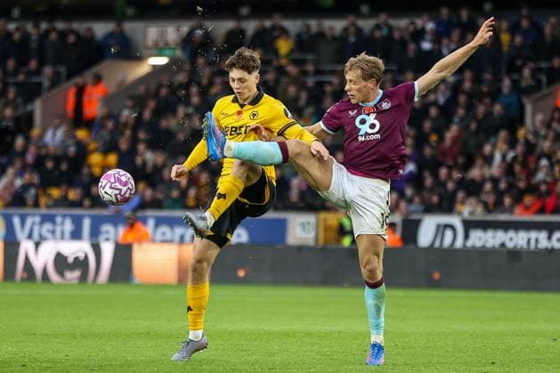 Wolverhampton Wanderers v Burnley - Premier League Ladislav Krejci of Wolverhampton Wanderers is challenged by Zian Flemming of Burnley FC during the Premier League match between Wolverhampton Wanderers and Burnley at Molineux in Wolverhampton, England, on October 26, 2025. Wolverhampton West Midlands United Kingdom  Copyright: xMIxNewsx originalFilename:fletcher-wolverha251026_npR0n.jpg