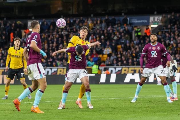Wolverhampton Wanderers v Burnley - Premier League Josh Cullen of Burnley FC battles with Jorgen Strand Larsen of Wolverhampton Wanderers in the area during the Premier League match between Wolverhampton Wanderers and Burnley at Molineux in Wolverhampton, England, on October 26, 2025. Wolverhampton West Midlands United Kingdom  Copyright: xMIxNewsx originalFilename:fletcher-wolverha251026_npXrc.jpg