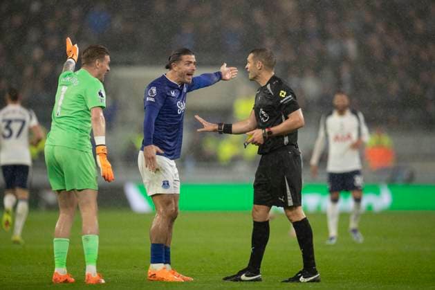 Everton v Tottenham Hotspur - Premier League Jack Grealish and Everton FC s number 1, Jordan Pickford, discuss with Referee Craig Pawson during the Premier League match between Everton and Tottenham Hotspur at Hill Dickinson Stadium in Liverpool, England, on October 26, 2025. Liverpool Merseyside United Kingdom  Copyright: xMIxNewsx originalFilename:fletcher-evertonv251026_np9Tt.jpg